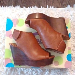 Soda Shana Platform Wedge Sz 6M